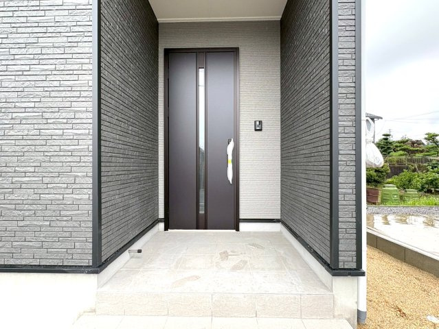 クワイエ　羽島郡岐南町薬師寺第2　全3区画分譲の玄関|玄関ドアの取手ハンドル部分にセンサーがついて、カードタイプ・シールタイプのキーで施錠が可能で便利です。
お買い物の荷物で手が塞がっていても、楽々開錠できます。毎日の外出前の時間も短縮されて快適です！