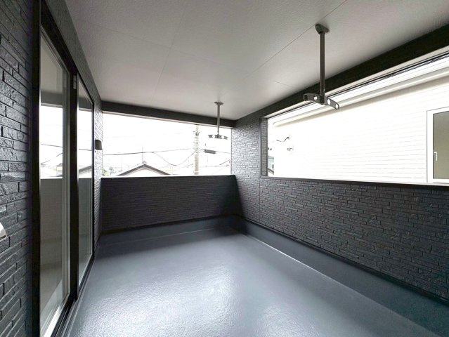 クワイエ　羽島郡岐南町薬師寺第2　全3区画分譲のバルコニー|バルコニーは南向きで洗濯物もよく乾きます！強度と表面積硬度を持つFPRで防水しています。