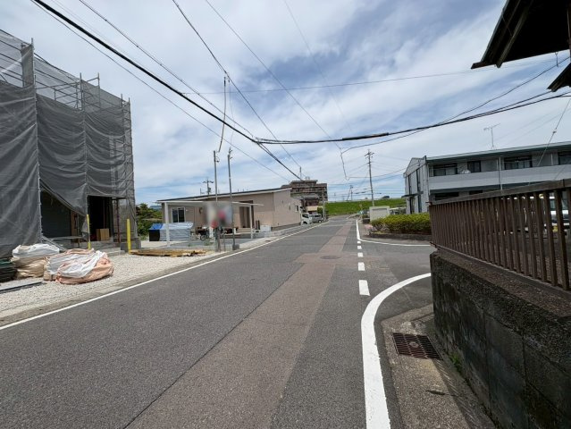 クワイエ　羽島郡岐南町薬師寺第2　全3区画分譲の前面道路含む現地写真|「現地（2026年6月4日）撮影」　
■前面道路　
■ヤマダ不動産　株式会社リライフ