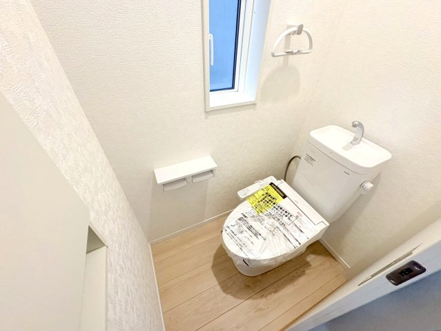 クワイエ　羽島郡岐南町薬師寺第2　全3区画分譲のトイレ|超表面平滑加工とイオンパワーの「セフィオンテクト」加工で、汚れが付きにくく落ちやすい仕様のトイレです。
またツイントルネード洗浄で少ない水でも前方の返し部分から後方部までしっかり洗浄できます！