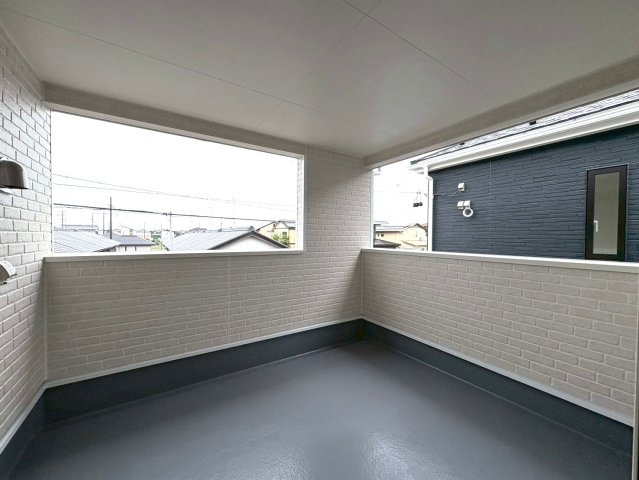 クワイエ　羽島郡岐南町薬師寺第2　全3区画分譲のバルコニー|バルコニーは南向きで洗濯物もよく乾きます！強度と表面積硬度を持つFPRで防水しています。
