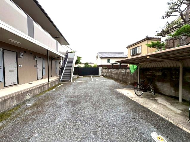 ファミール麻野の駐車場