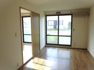 【居間・リビング】 | さくら館 | こちらの居間で趣味の時間をお楽しみください