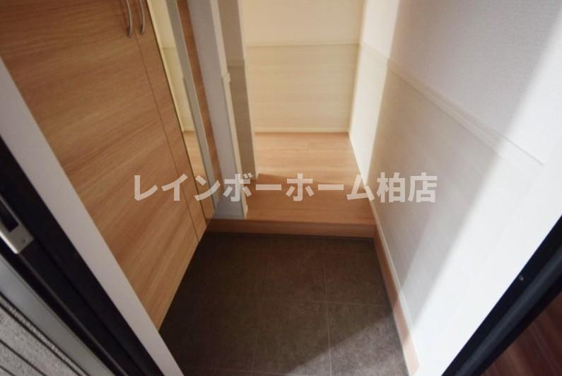 【仲介手数料：50％OFF】対象物件！の玄関|収納もある玄関です
※同物件別号室の写真です。