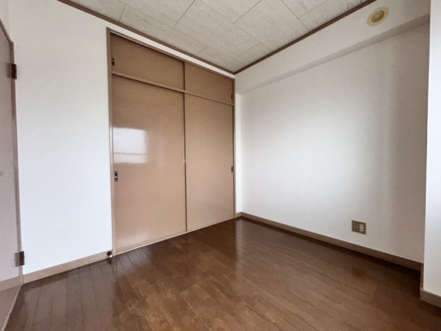 シャトーシミズの洋室