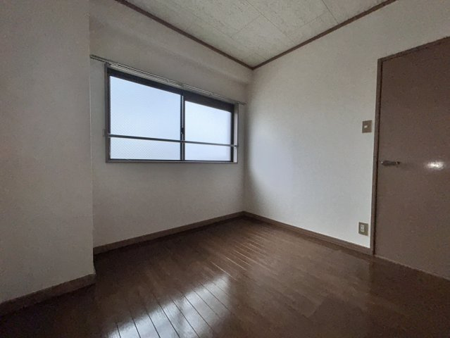 シャトーシミズの洋室