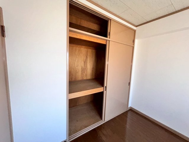 シャトーシミズの洋室