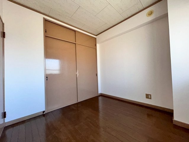シャトーシミズの洋室