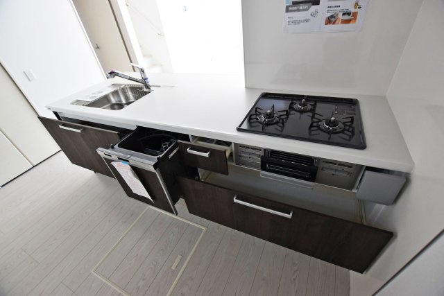 テラシエ高司3丁目新築一戸建て│4LDK+駐車1台のキッチン|収納スペースも豊富で、生活感を抑えたすっきりとしたキッチンを実現できます。