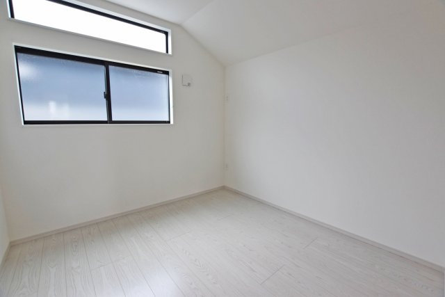 テラシエ高司3丁目新築一戸建て│4LDK+駐車1台の洋室|フローリングで統一された居室で、掃除もしやすく快適にお使いいただけます。