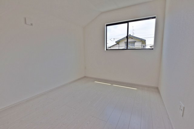 テラシエ高司3丁目新築一戸建て│4LDK+駐車1台の洋室|お部屋の窓からは心地よい眺望が楽しめ、日常の合間にほっと癒される時間を与えてくれます。