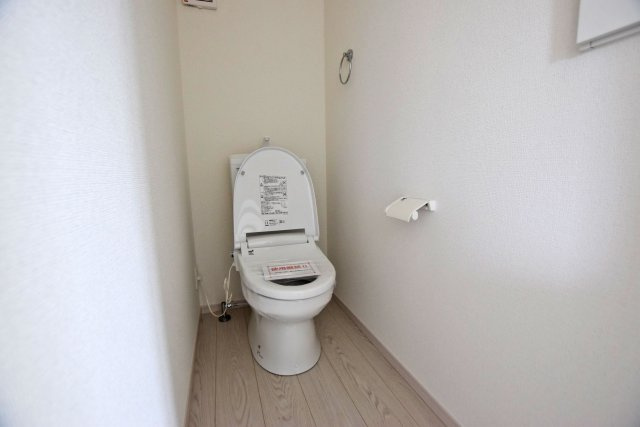 テラシエ高司3丁目新築一戸建て│4LDK+駐車1台のトイレ|2階にもお手洗いがあるため、ご家族の行動が重なる朝の時間帯も便利です。