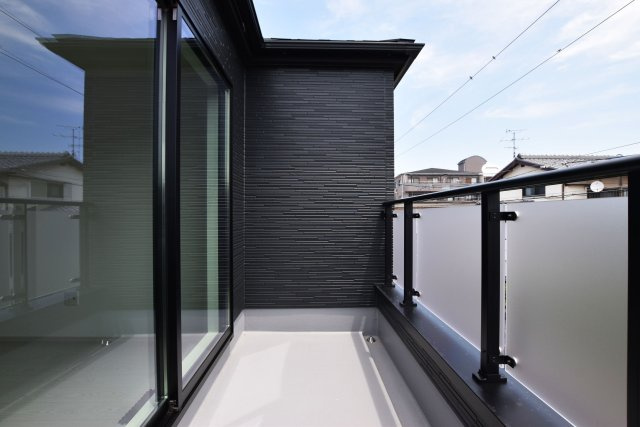 テラシエ高司3丁目新築一戸建て│4LDK+駐車1台のバルコニー|西向きにつき陽当たり良好です。洗濯物の量が多い日でもゆとりを持って干すことができます。