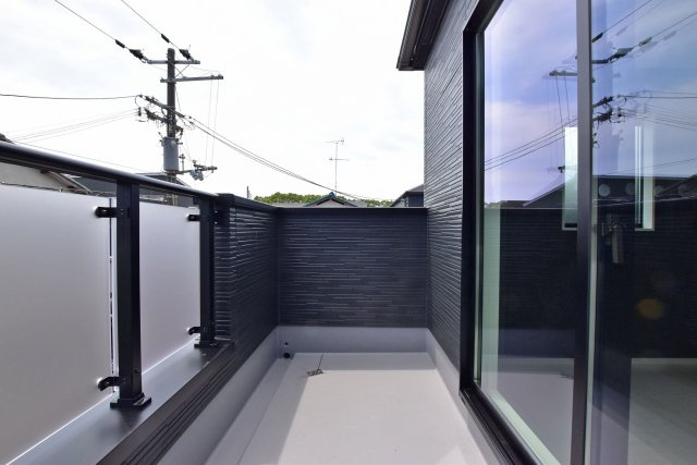 テラシエ高司3丁目新築一戸建て│4LDK+駐車1台のバルコニー|西向きにつき陽当たり良好です。洗濯物の量が多い日でもゆとりを持って干すことができます。