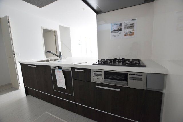 テラシエ高司3丁目新築一戸建て│4LDK+駐車1台のキッチン|収納力のある食洗機付きシステムキッチンで、白い壁紙との相性も良く、キッチンがより引き立って見えます。