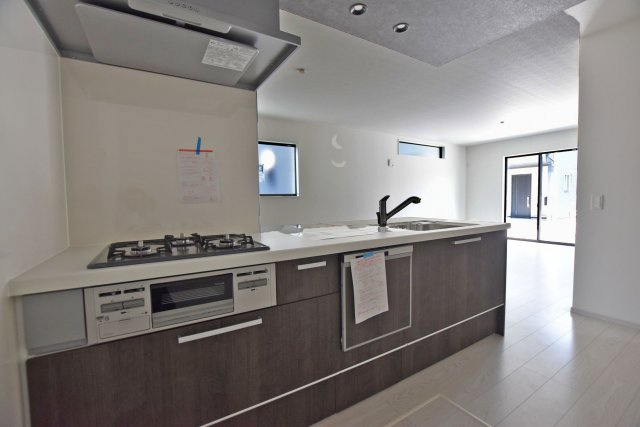テラシエ高司3丁目新築一戸建て│4LDK+駐車1台のキッチン|キッチンからリビングを一望できる対面式のため、お子様の様子を見守りながら家事ができます。