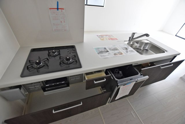 テラシエ高司3丁目新築一戸建て│4LDK+駐車1台のキッチン|まとめて洗える食器洗浄機が備わっており、家事の時短に役立ちます。