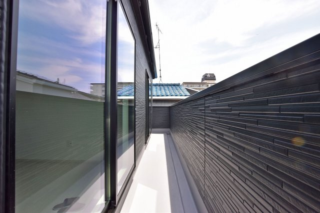 テラシエ高司3丁目新築一戸建て│4LDK+駐車1台のバルコニー|2部屋に面したバルコニーなので、布団干しなどの家事動線も快適です。