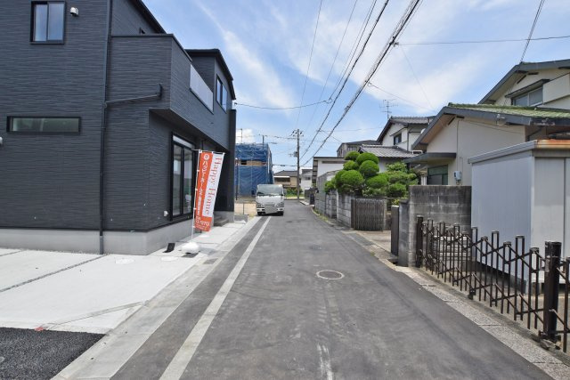 テラシエ高司3丁目新築一戸建て│4LDK+駐車1台の前面道路含む現地写真|小中学校が徒歩10分圏内、スーパーも近く、子育て世代の方におススメの物件です。