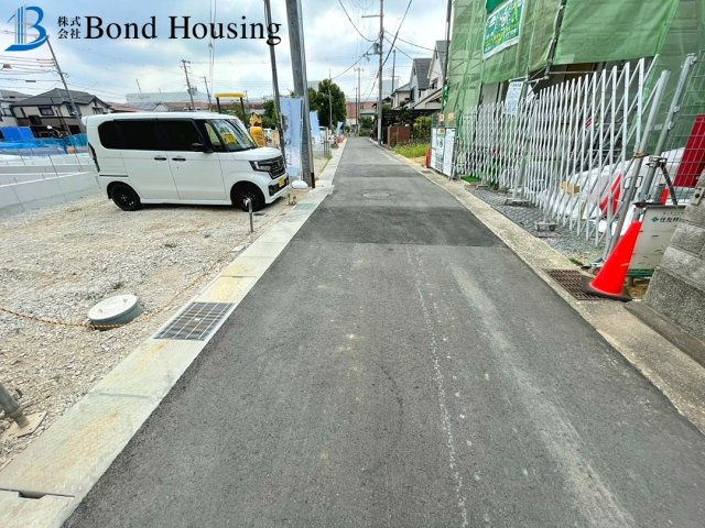 全8棟　5号地　駐車２台　4LDK　西区竜が岡1丁目　新築戸建の前面道路含む現地写真