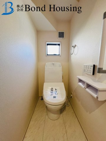 全8棟　5号地　駐車２台　4LDK　西区竜が岡1丁目　新築戸建のトイレ