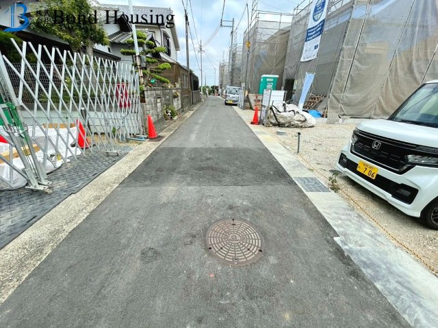 全8棟　5号地　駐車２台　4LDK　西区竜が岡1丁目　新築戸建の前面道路含む現地写真