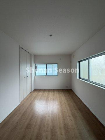 【洋室】 | ２面採光で、室内には明るい日差しが差し込みます☆