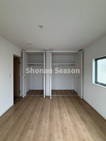 【洋室】 | 全室収納を備え、各部屋に荷物をすっきりと片付けられます♪