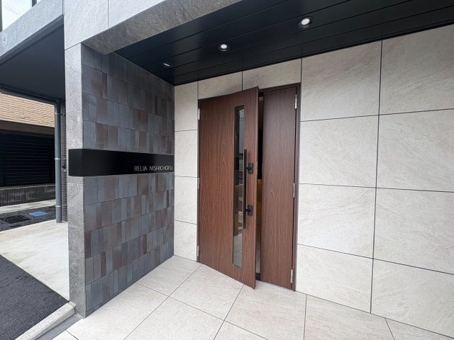 調布市上石原１丁目の賃貸マンションのエントランス