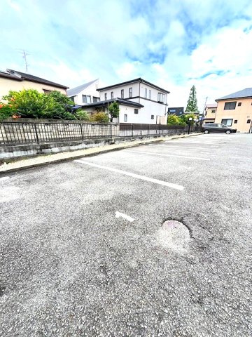 メゾン若山の駐車場