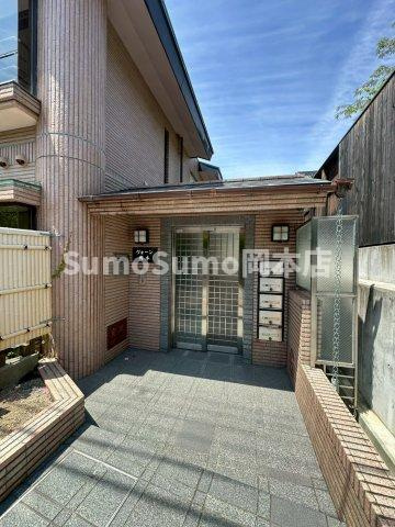 ヴォーン岡本のエントランス|建物の内部です