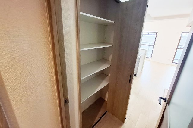 ファミールハイツ堺II番館の収納|LDK入口物入：日用品の収納に便利です。