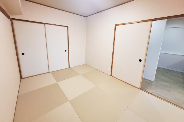 ファミールハイツ堺II番館の和室|和室：半帖畳と襖を新調、クロスを貼替え済み。