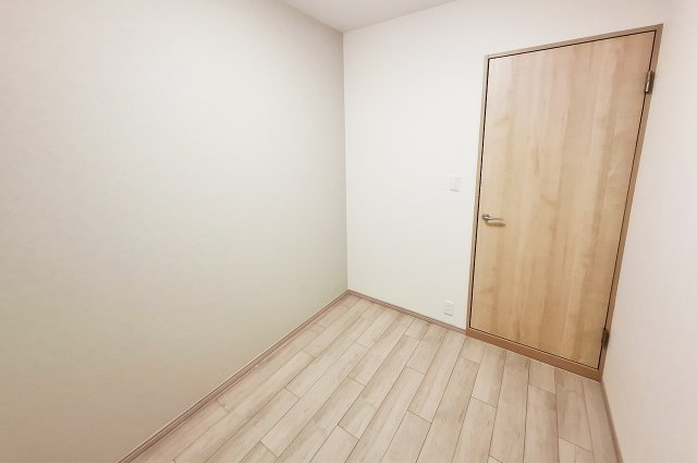 メゾンドール堺の子供部屋|洋室2：アクセントクロスを新調済み。