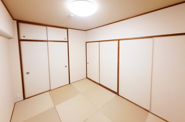 メゾンドール堺の和室|和室：LDKと廊下から出入りできる2way動線。