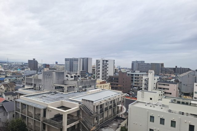ルイシャトレ鳳の展望|眺望：11階建ての8階部分で開けた景色を楽しめます。