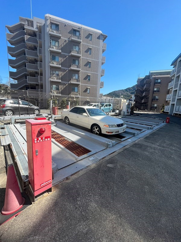 幸栄荘の駐車場|カースペースがあります