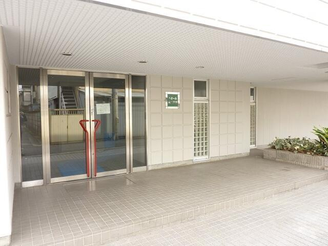ドミール駒大駅前のエントランス