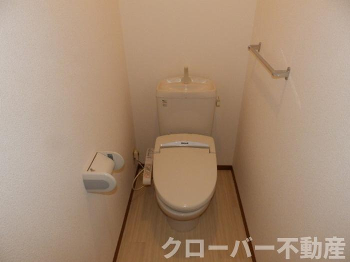 リビングタウン宇多津 B棟のトイレ|温水洗浄暖房便座