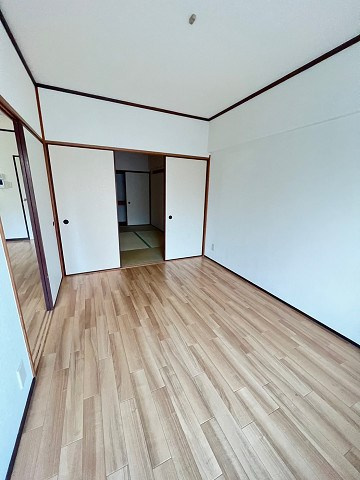 サンシャイン塚口の寝室|広くて明るい寝室