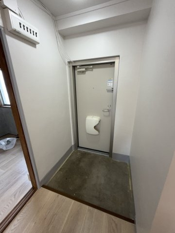 丸吉マンションの玄関