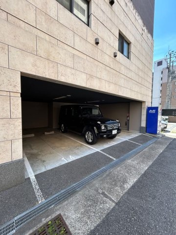 サムティグランツ神戸の駐車場