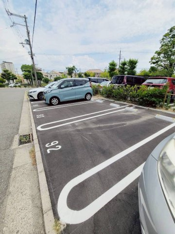 UR武庫川 8号棟の駐車場