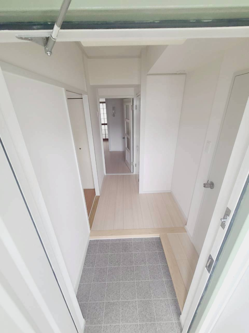 UR武庫川 8号棟の玄関