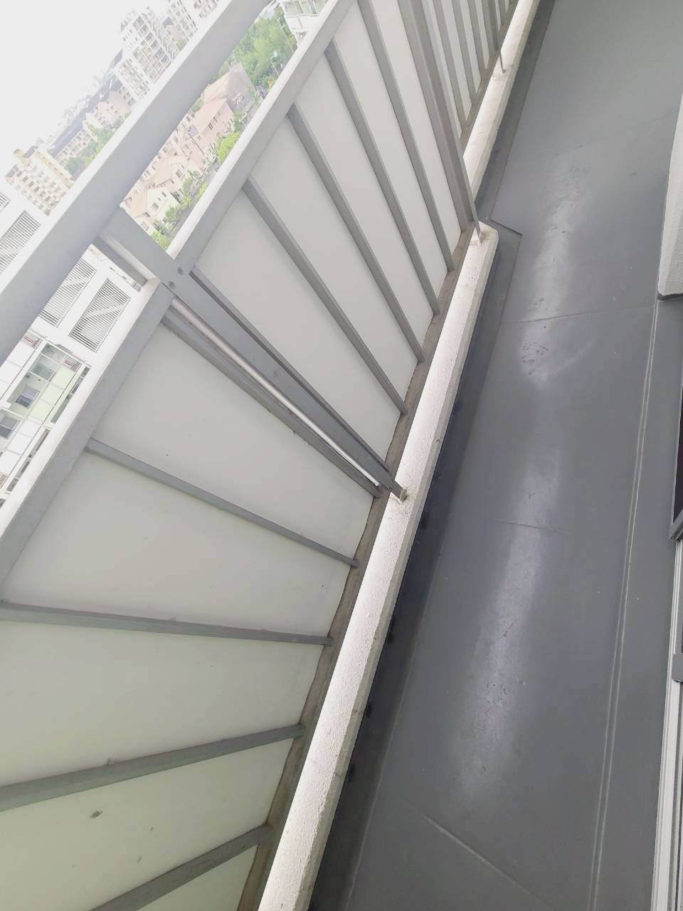UR武庫川 8号棟のバルコニー