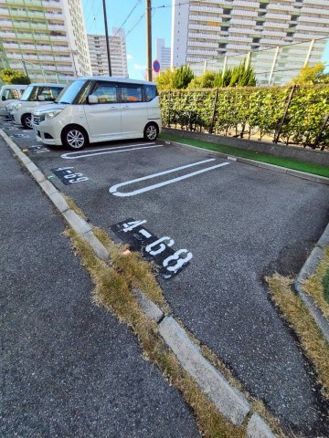 UR武庫川 4号棟の駐車場