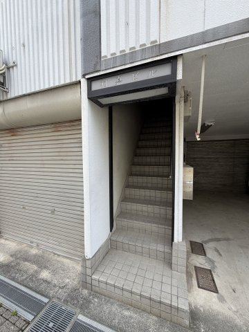 村真ビルのエントランス