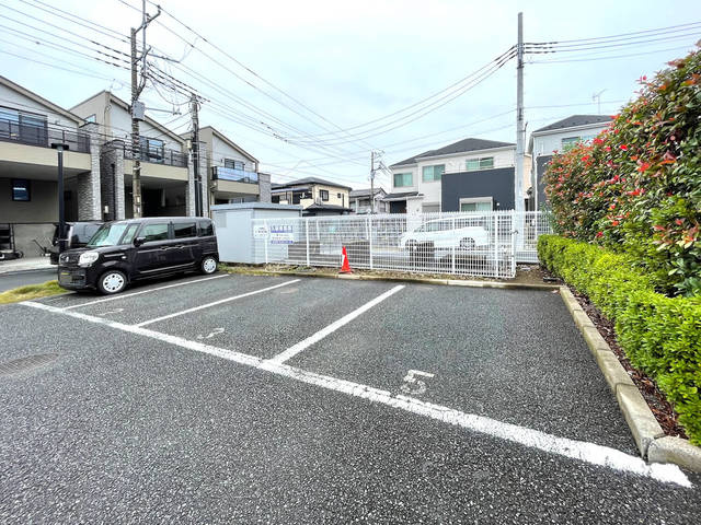 アベニール彩の駐車場