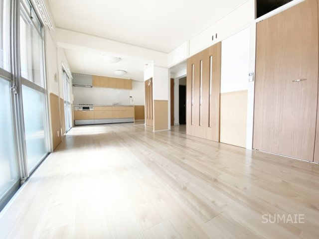 原田マンションの洋室|広々使えるリビングです！