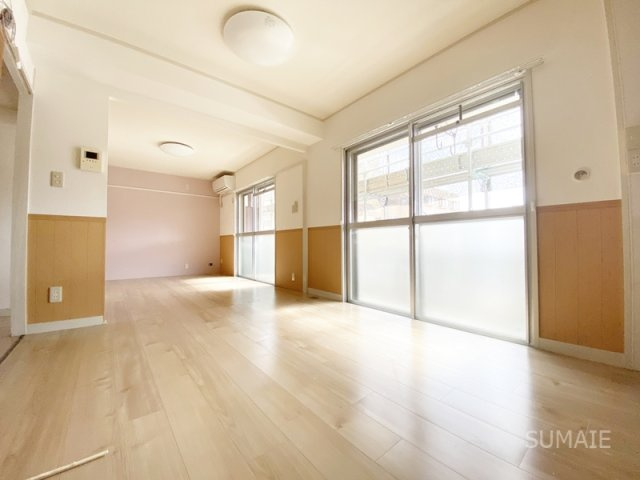 原田マンションの居間・リビング|13帖のLDKです！